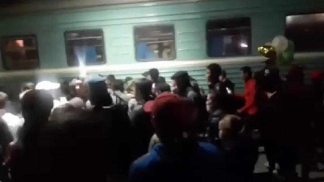 Массовое скопление людей на ж/д вокзале попало на видео в Караганде
