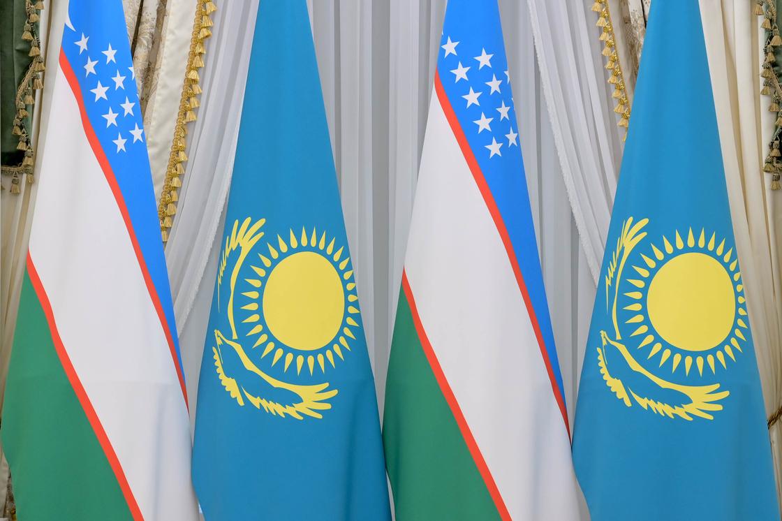 Флаги Казахстана и Узбекистана