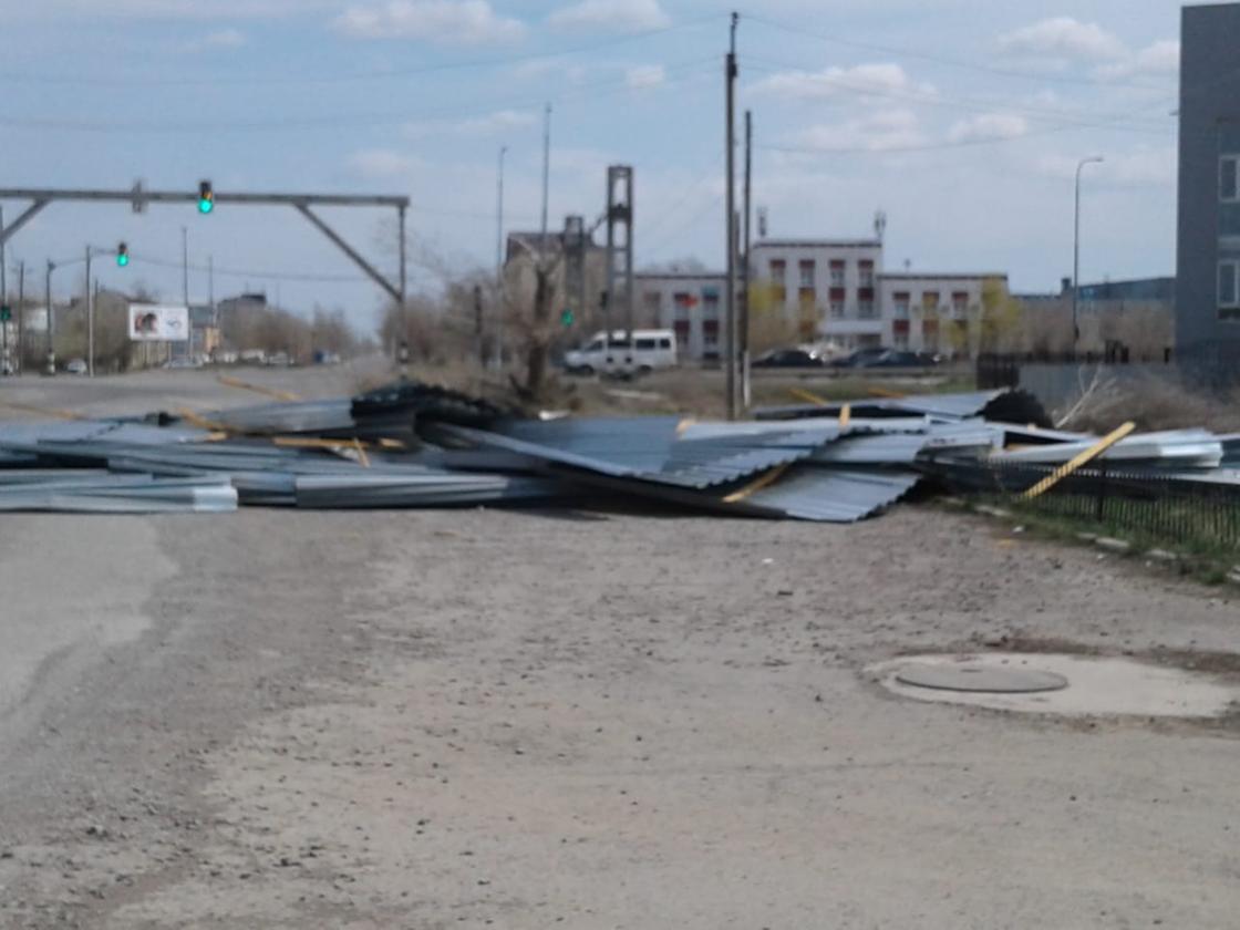 Ураганный ветер сорвал крышу магазина в ЗКО (видео)
