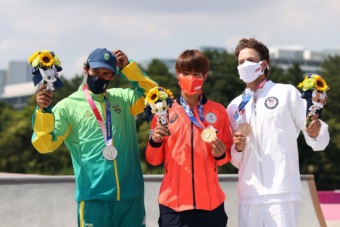 Спортсмены с медалями и в масках