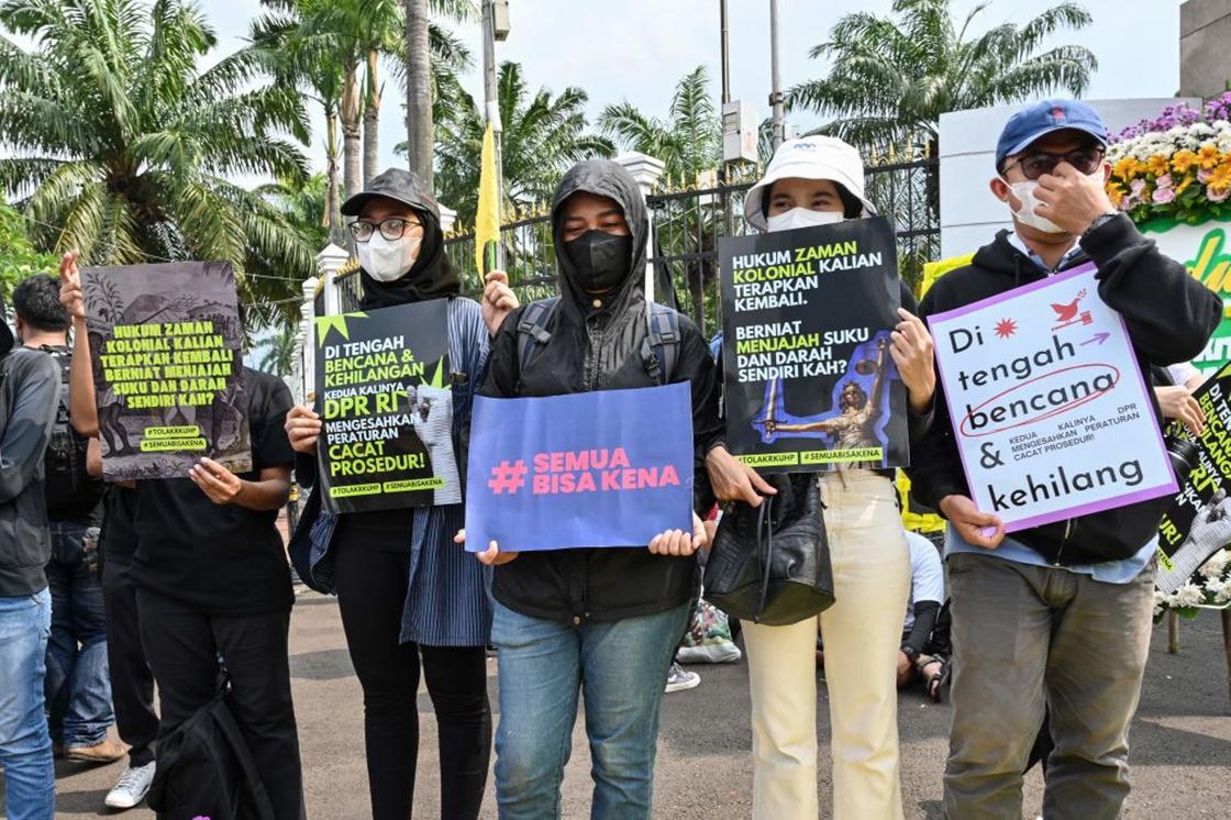 Активисты в Индонезии выступают против скандального законопроекта