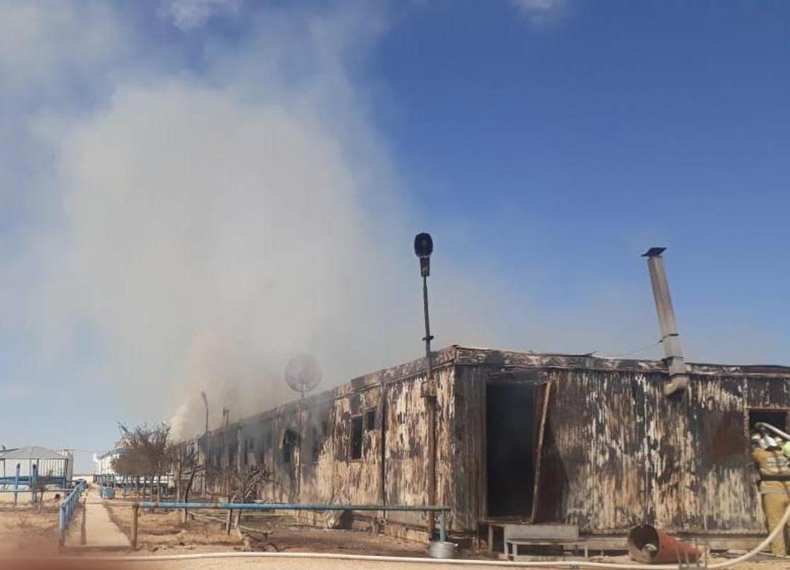 Вахтовый поселок загорелся в Мангистауской области (фото)