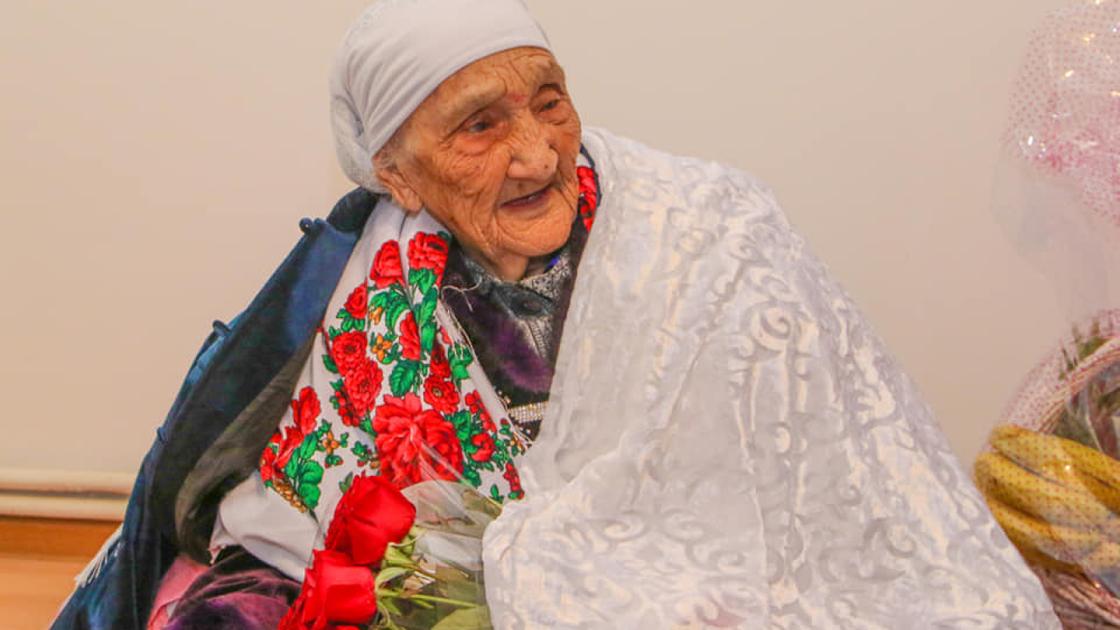 Глава города побывал в семье 87-летней Алма Акдаулетовой