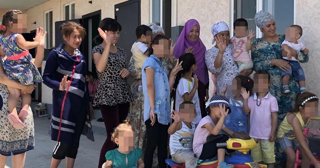 25 детей в одном доме: многодетным семьям подарили жилье в Алматинской области