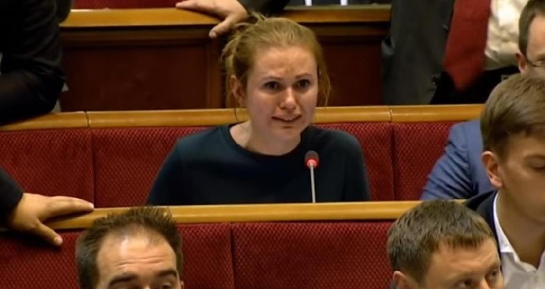 Депутат Анна Скороход разрыдалась на заседании из-за отказа принять ее поправки