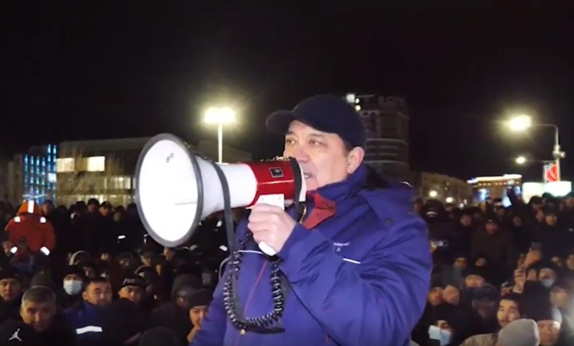 Нурлан Ногаев на площади в Актау