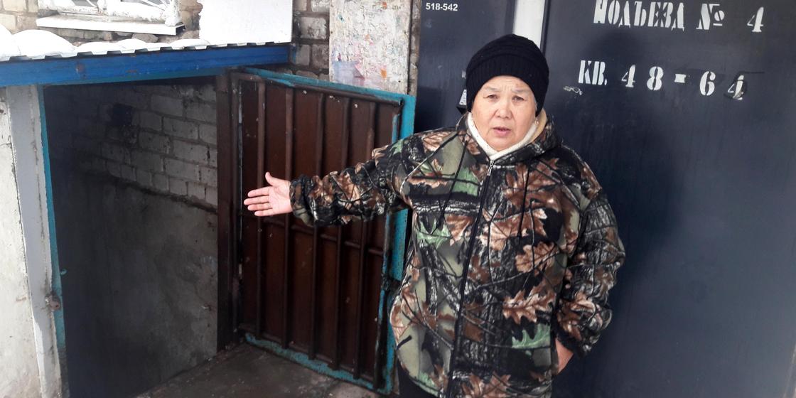 Несколько многоэтажек утопают в нечистотах в Уральске
