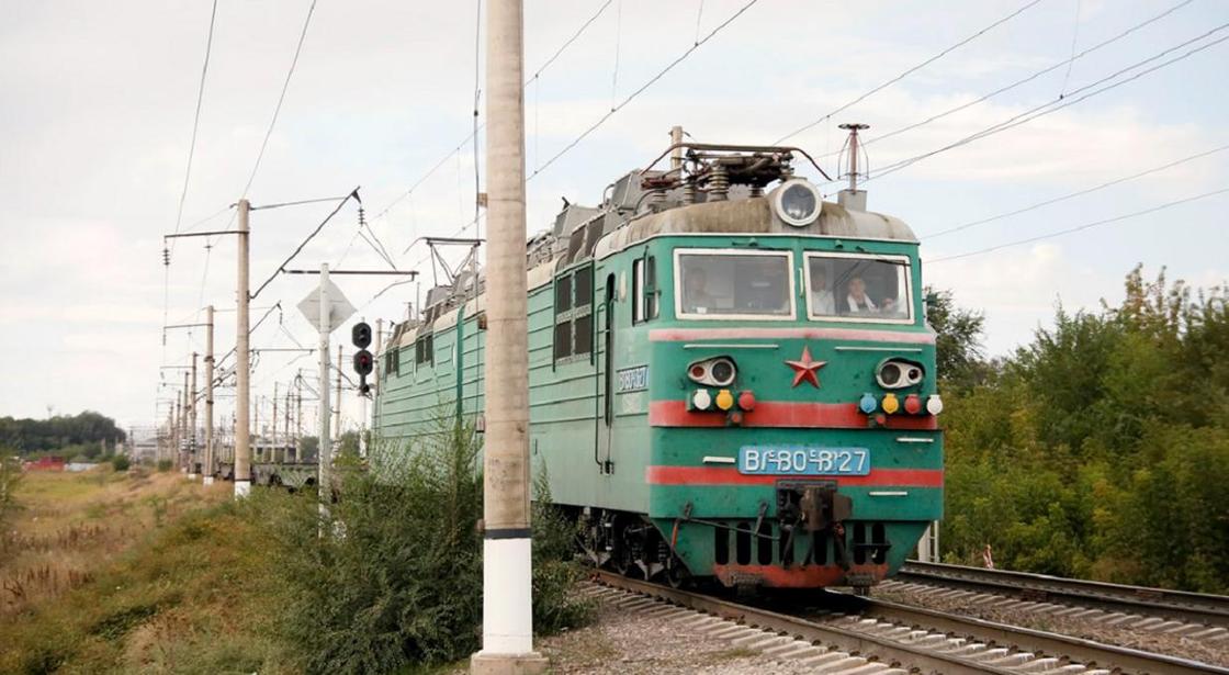 Провожающих снова начнут запускать на вокзалы в Казахстане