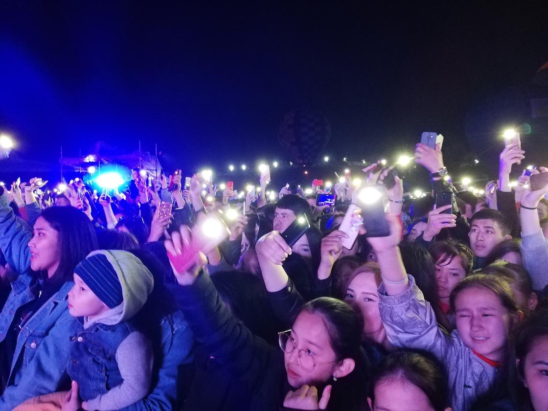 20 тыс. человек прокричали "Нурсултан - Казахстан" в Шымкенте (фото)