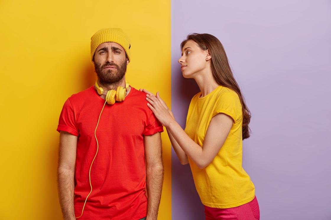Мужчина и женщина в цветных футболках