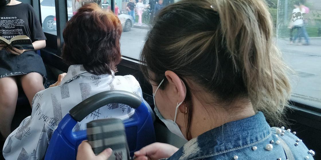 Неизвестные обстреливают автобусы с пассажирами из пневматического оружия в Караганде