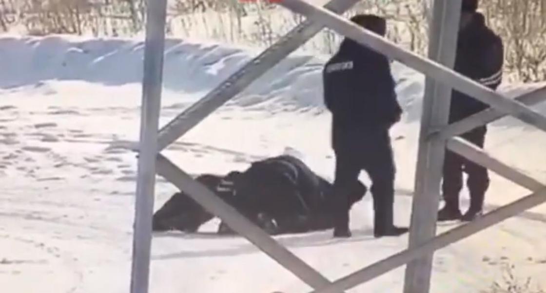 Драка казахстанских полицейских попала на видео