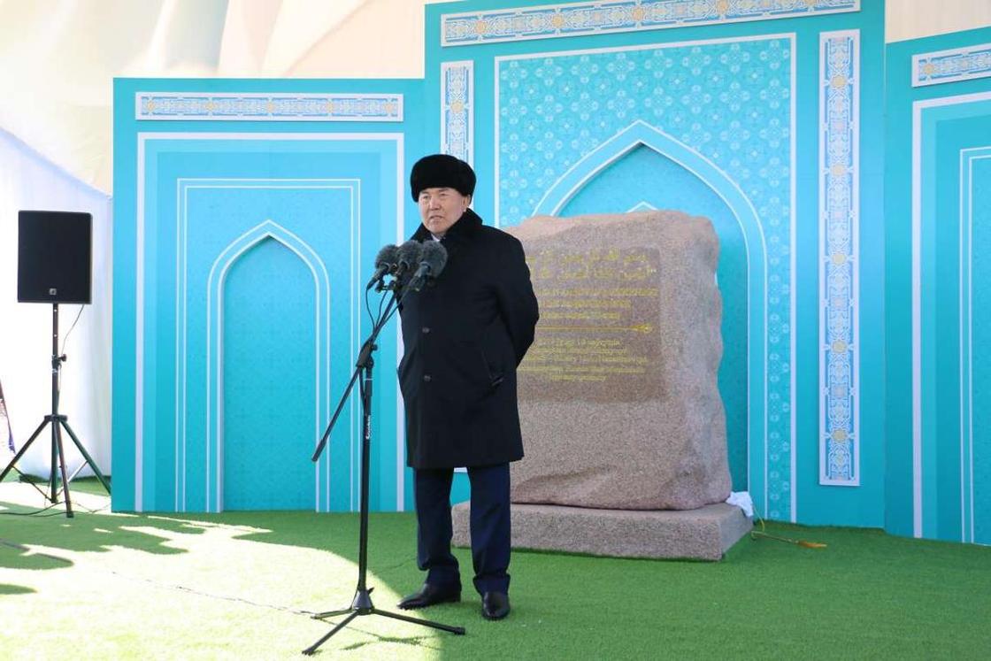 Назарбаев заложил камень самой большой в Казахстане Главной мечети Астаны (фото)