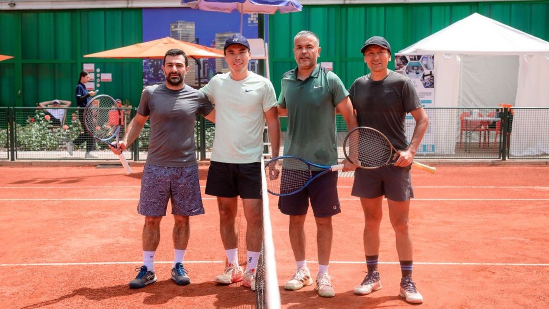 Участники категории Masters: (справа) 1-е место - Арманжан Сулайманов и Ринат Топиев, (слева) 2-е место - Рустем Мусаев и Азат Ермегияев