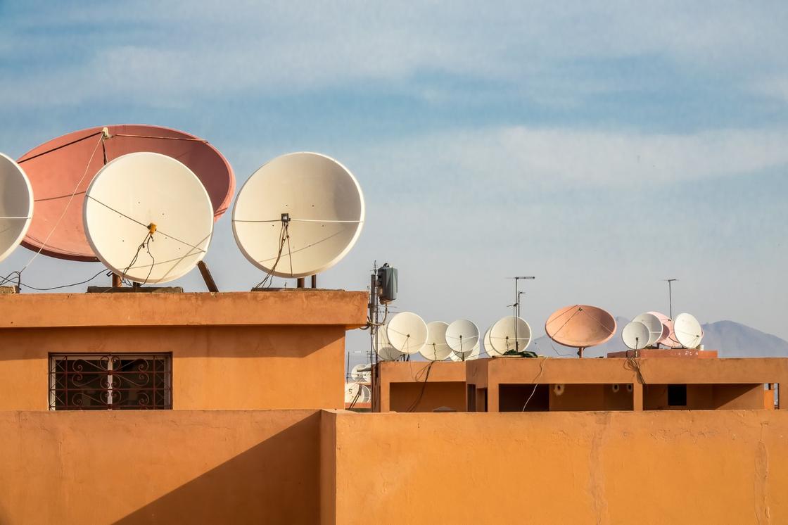 Спутниковые антенны на крышах зданий