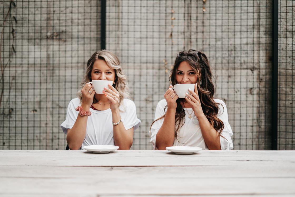 Две девушки пьют кофе