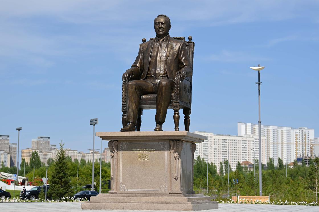 Памятник Нурсултану Назарбаеву