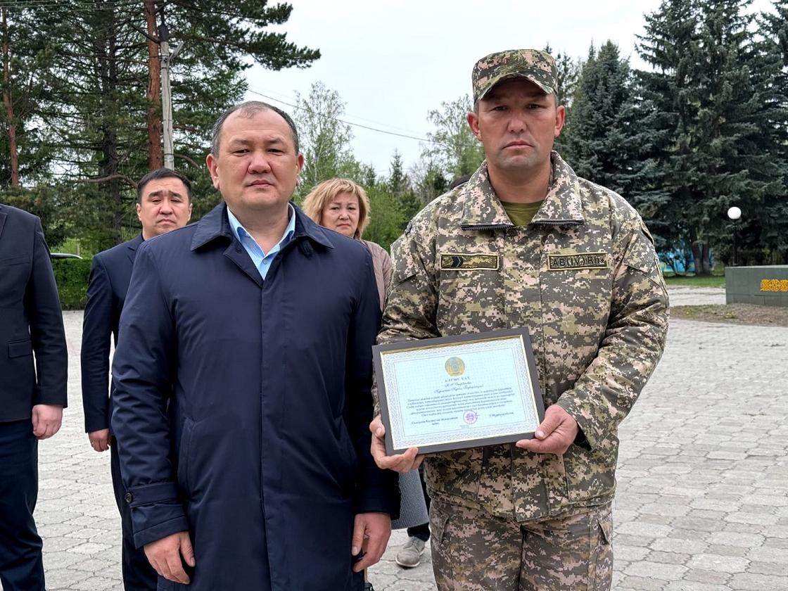 Канат Дузелбаев вручил военнослужащим награды