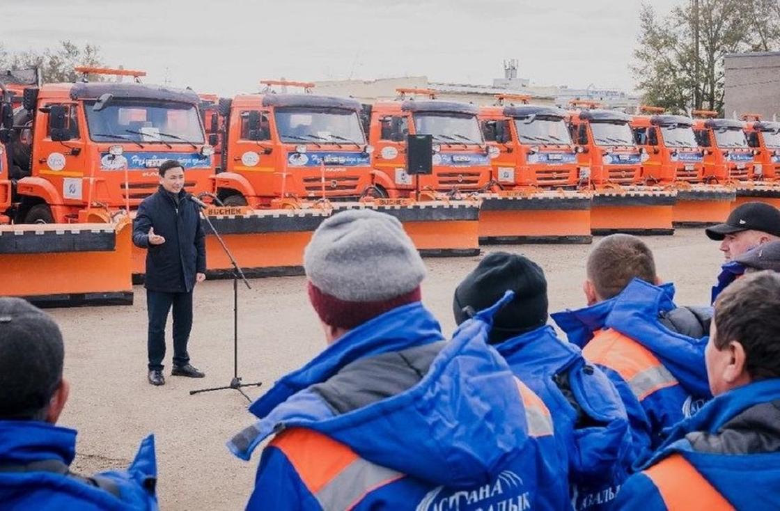 Алтай Кульгинов выступает перед сотрудниками "Астана Тазалык"