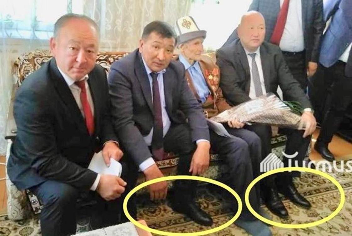 "Либо носки дырявые, либо мозги": чиновников раскритиковали за фото в обуви в доме ветерана