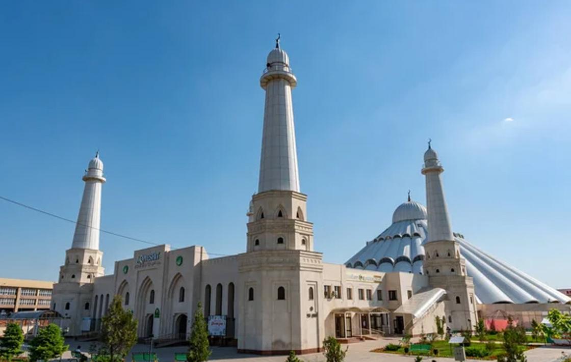 Мечеть с минаретами из белого камня