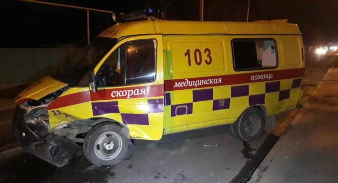 Скорая помощь перевернулась после ДТП в Алматы: два пострадавших (фото)