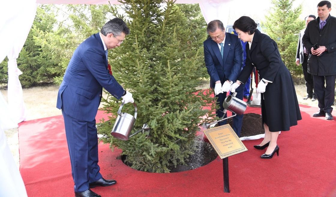Президент Южной Кореи возложил цветы к монументу «Отан коргаушылар» (фото, видео)
