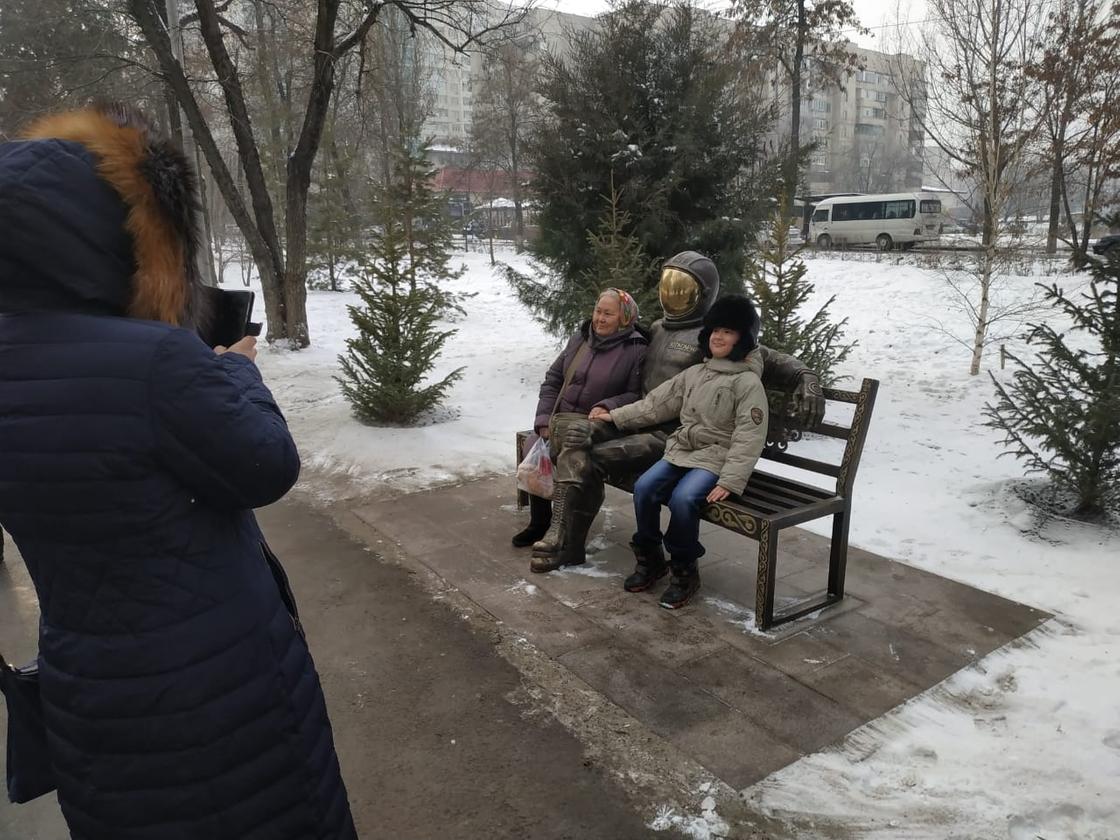 Байбек сфотографировался на лавочке с "Гагариным" в Алматы (фото)