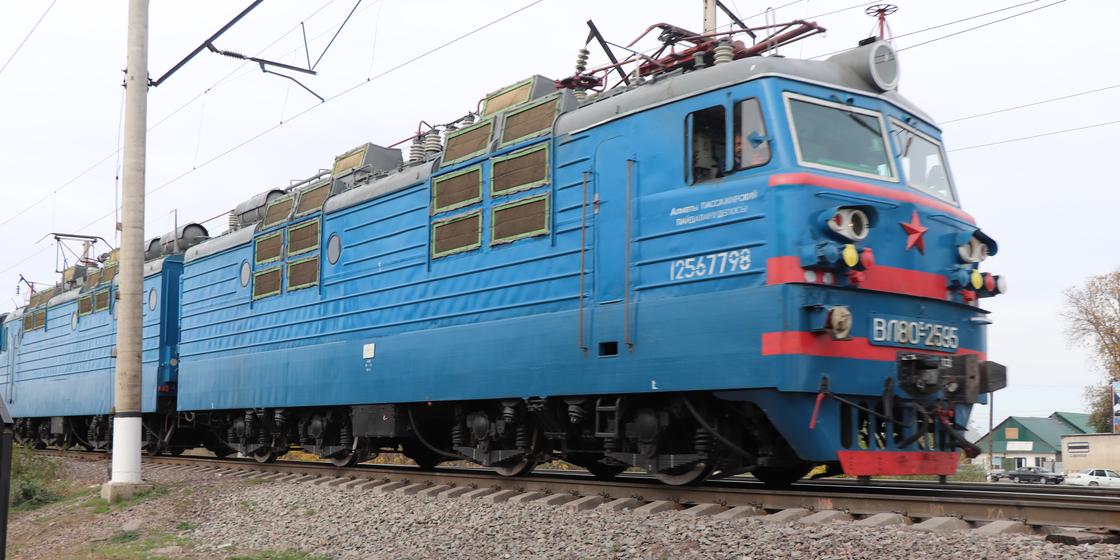 Подозреваемый в грабеже житель Темиртау выпрыгнул из движущегося поезда