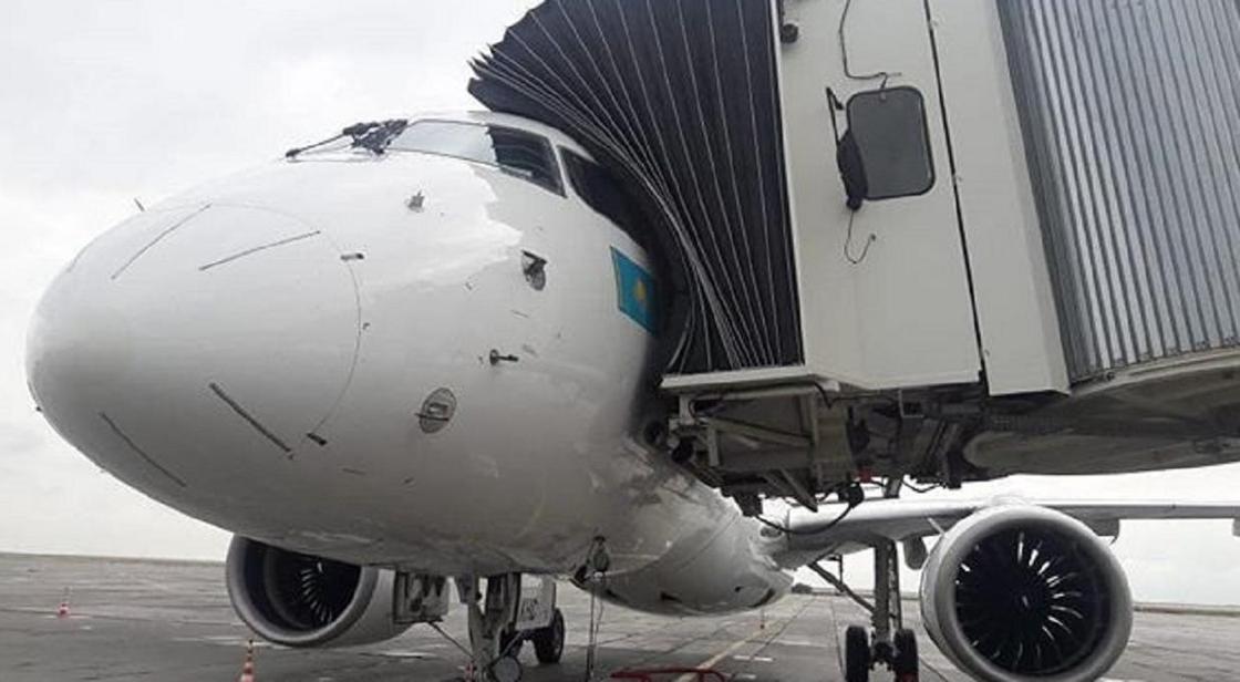 Трап повредил самолет в Актобе (фото)