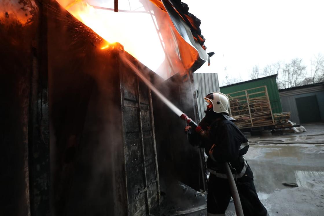 Пожарный тушит возгорание в Алматы