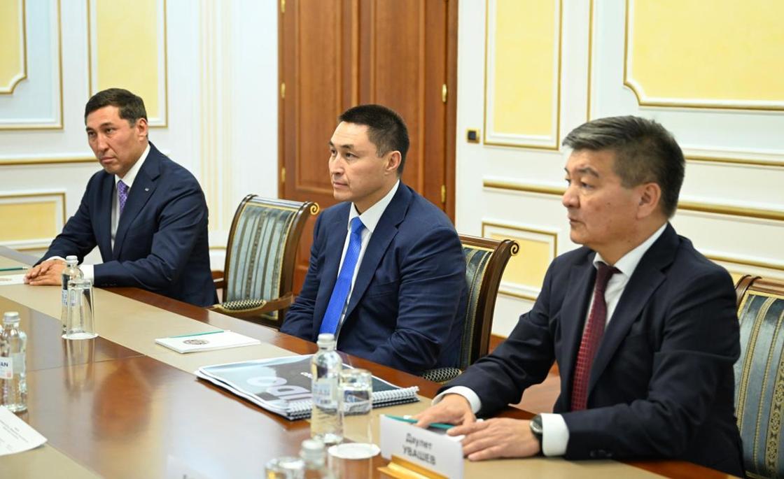 Мұрат Нұртілеу Алмаз Альсеновпен кездесу өткізуде