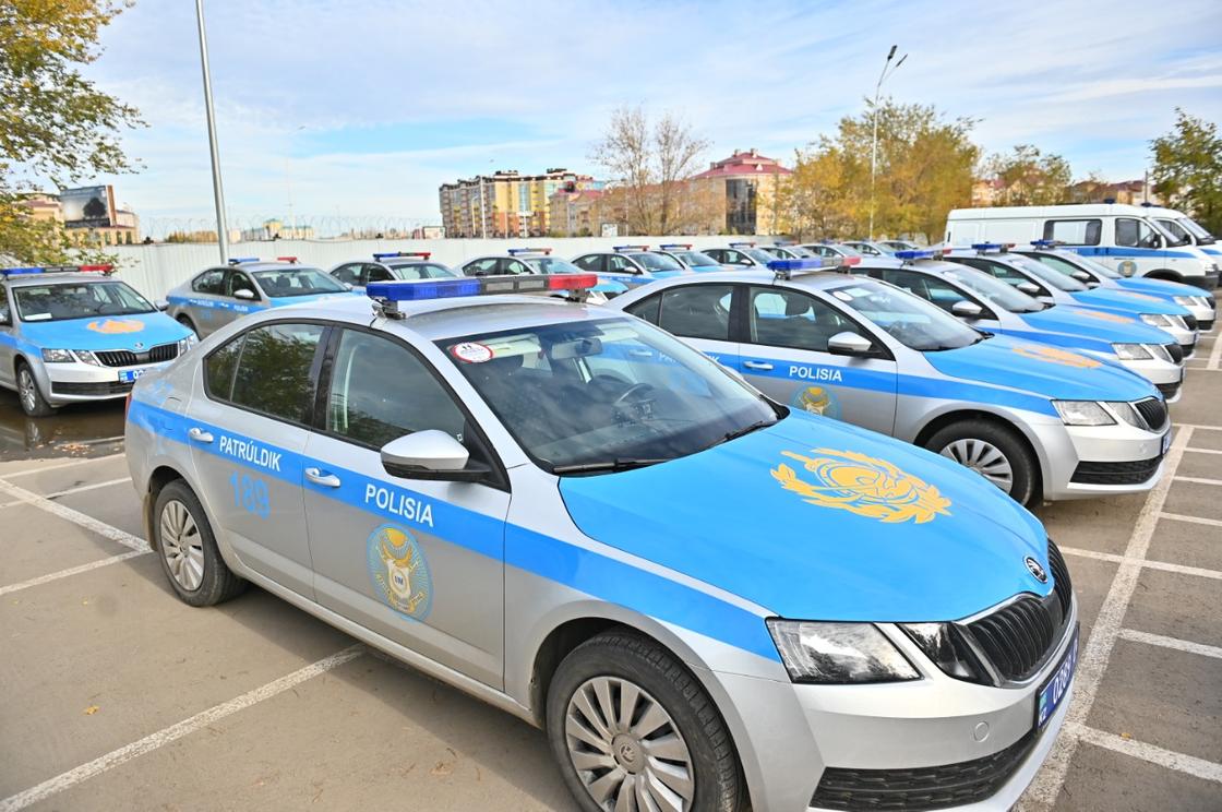 Автомобили патрульных полицейских обозначили антикоррупционными стикерами