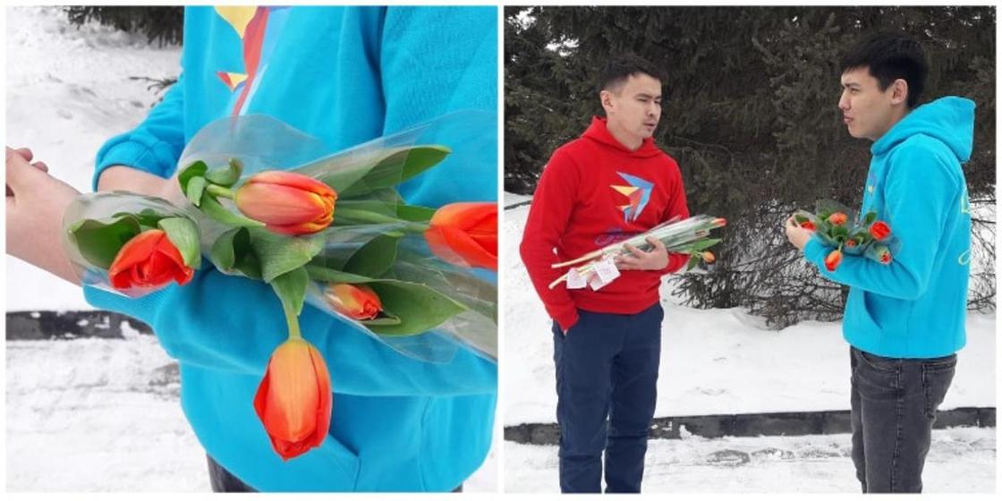Парни раздали цветы девушкам на улицах Павлодара