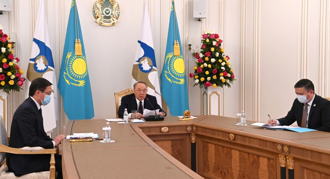 Нурсултан Назарбаев во время заседания ВЕЭС