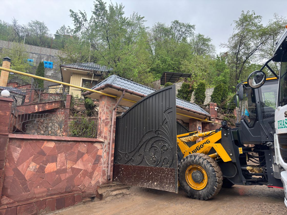 Спасатели на месте схода грунта