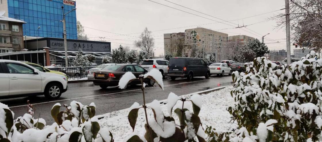 Первый снег в Алматы: осадки повлияли на ситуацию на дорогах мегаполиса (фото)