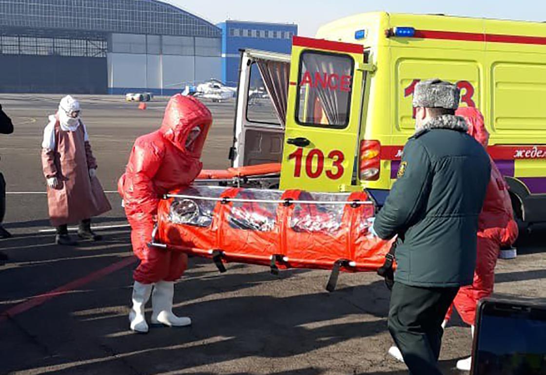 "Больных коронавирусом" встретили в аэропорту Алматы (фото)