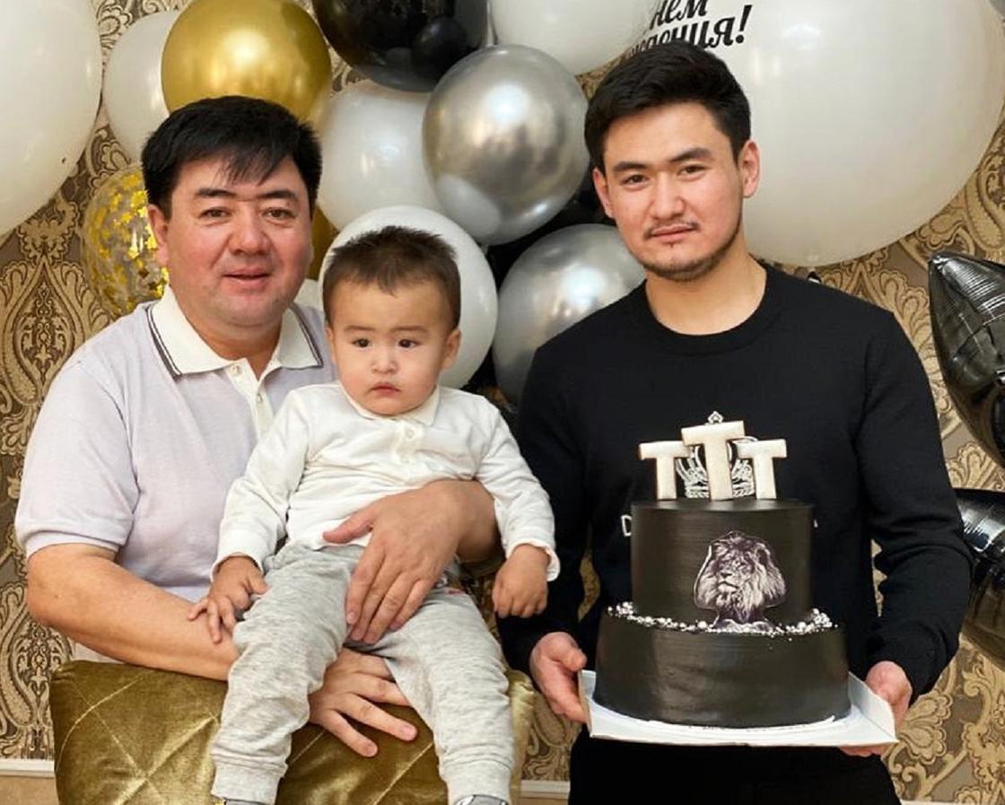 Торегали Тореали с отцом и сыном Торегали Тореали с отцом и сыном
