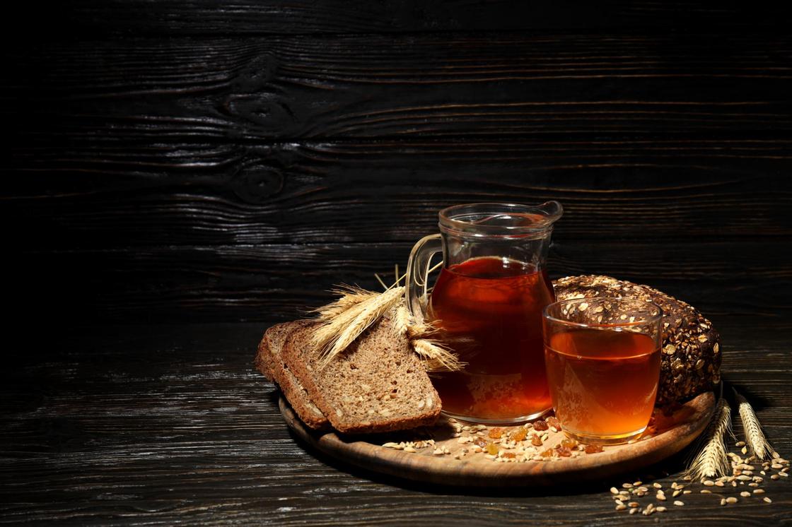 Кувшин и стакан с квасом, ржаной хлеб