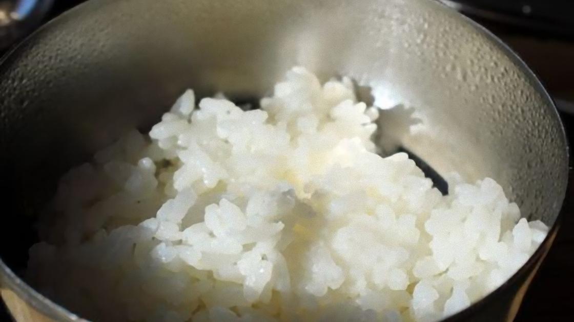Рис сваренный в кастрюле