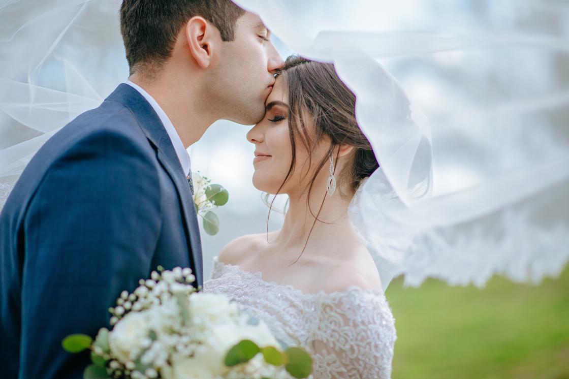 Жених целует невесту