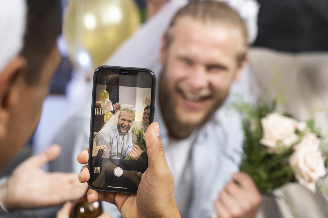 Жених делает смешное фото в фате невесты