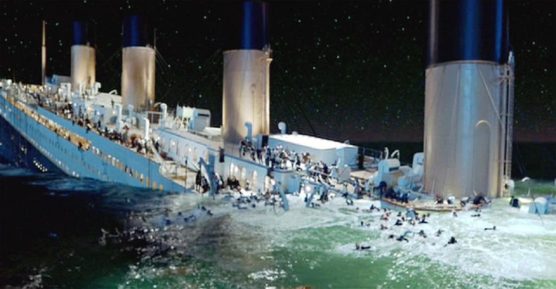 "Титаник" тонет в океане