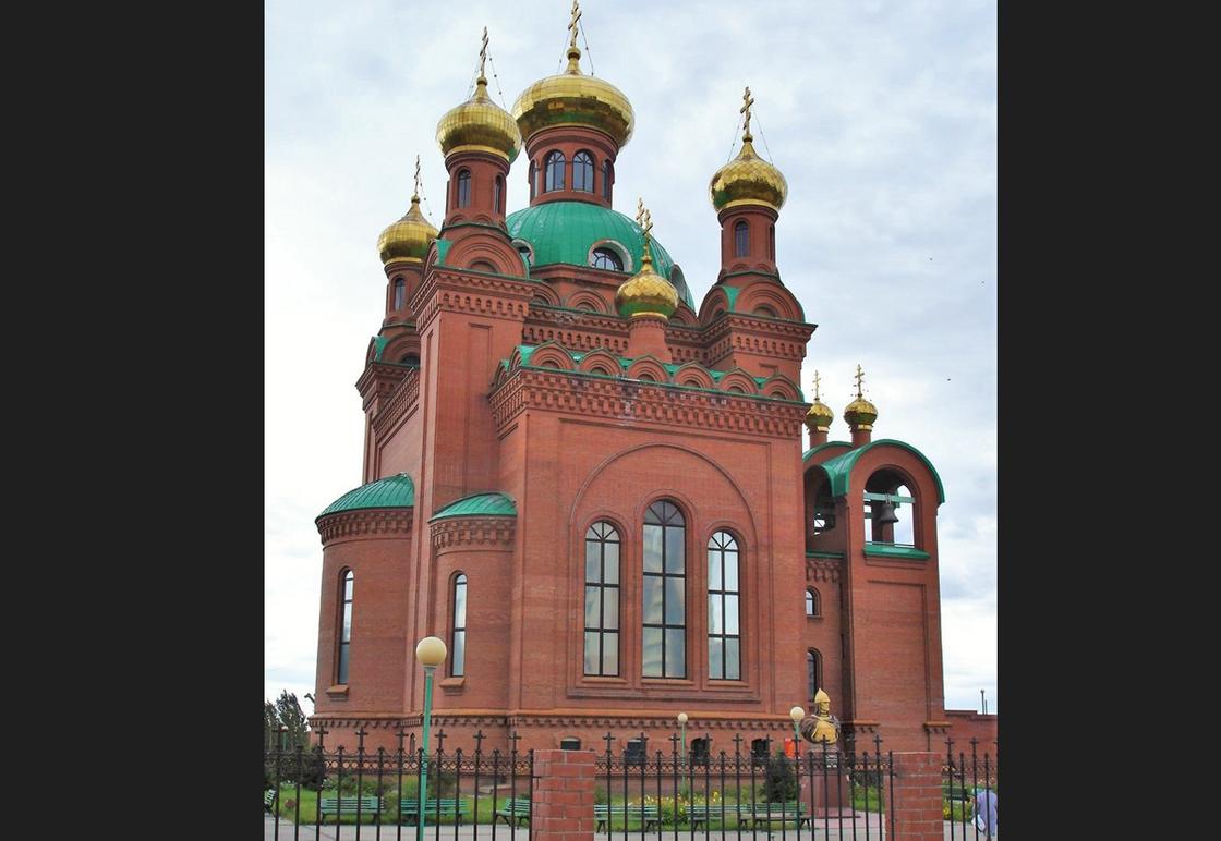 Православный собор из красного кирпича
