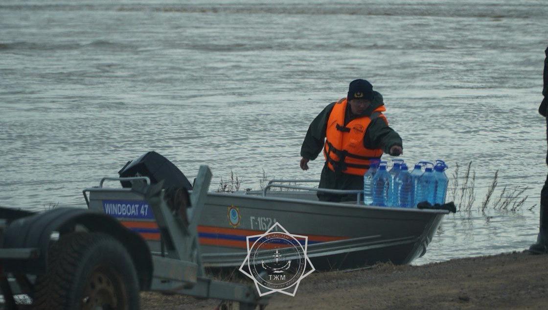 Су тасқынынан кейін көмекке келген құтқарушылар Су тасқынынан кейін көмекке келген құтқарушылар