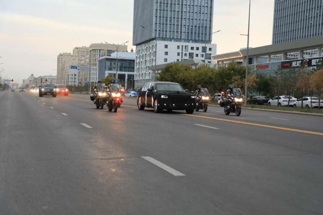 Полицейские на мотоциклах сопровождают автомобиль