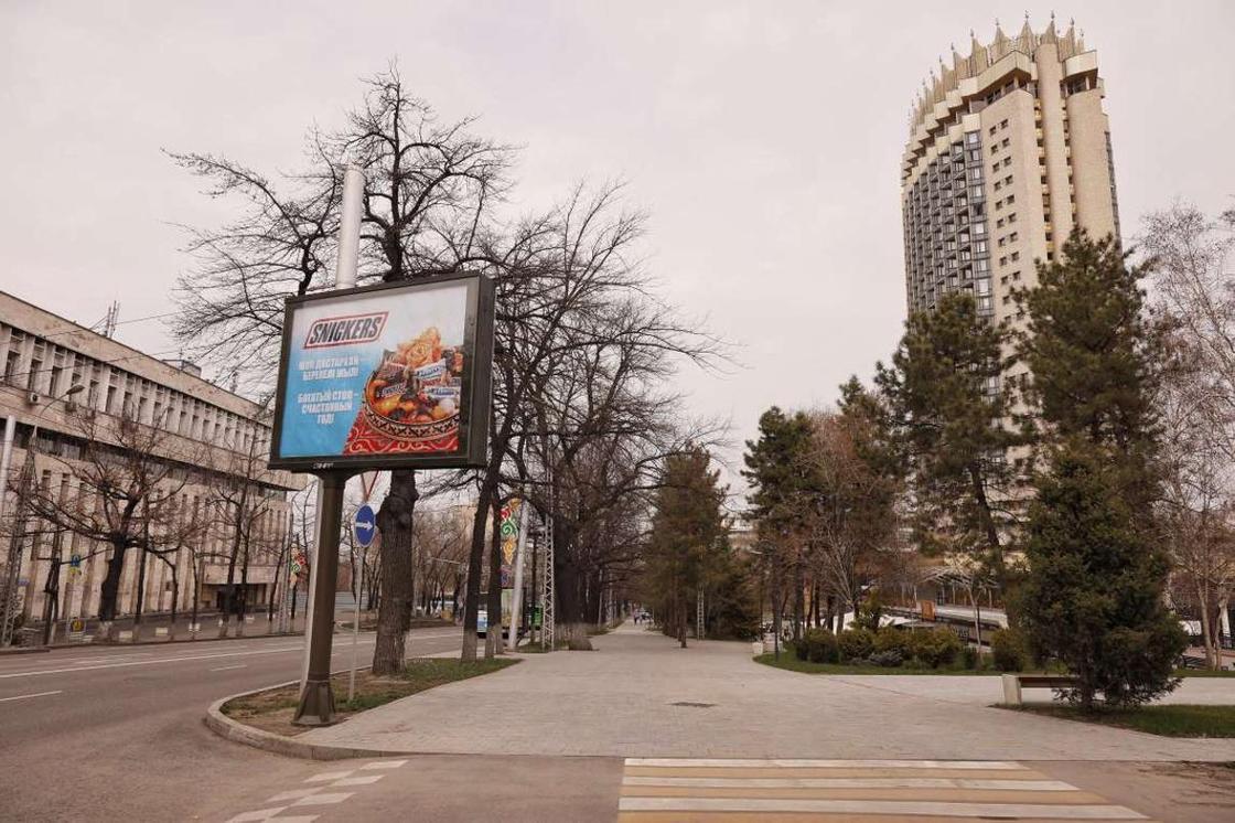 Пустые дворы, курьеры и бомжи: что происходит на улицах Алматы (фото)