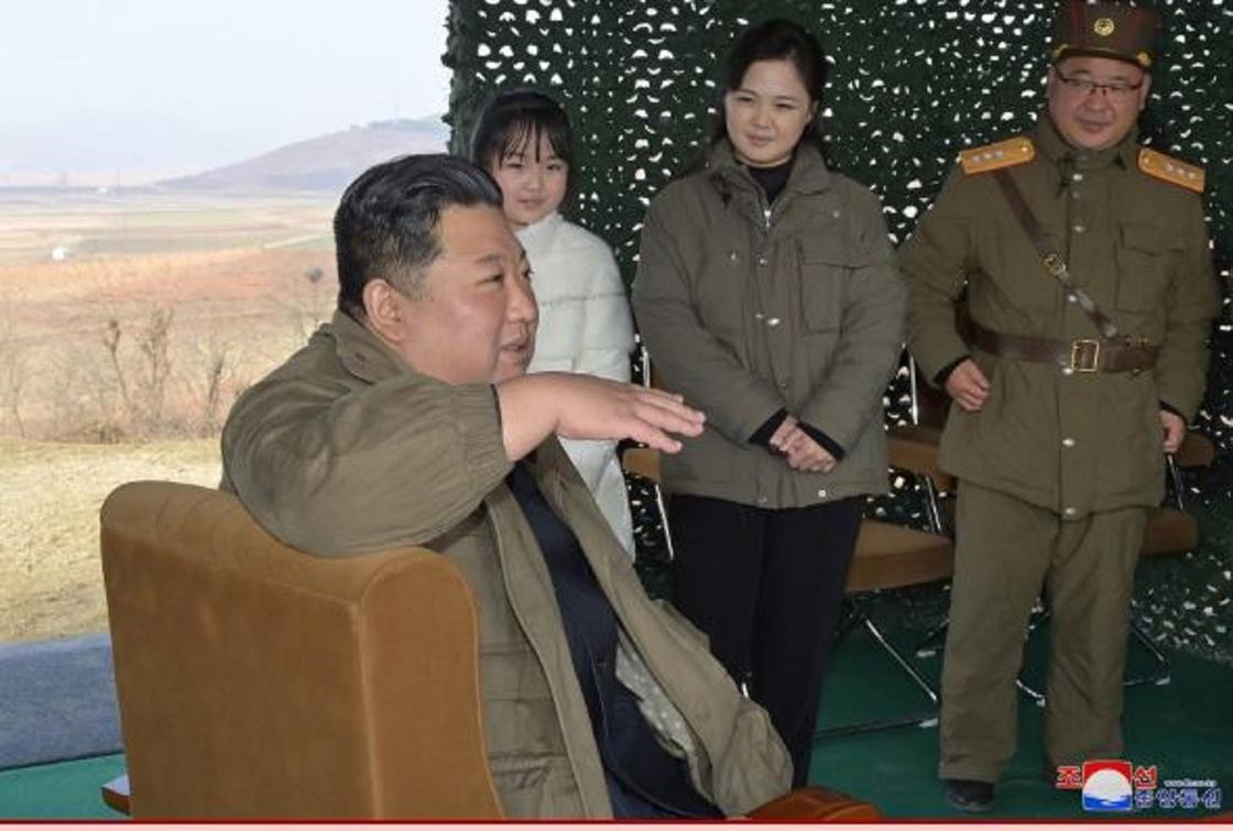 Ким Чен Ын с женой и дочерью