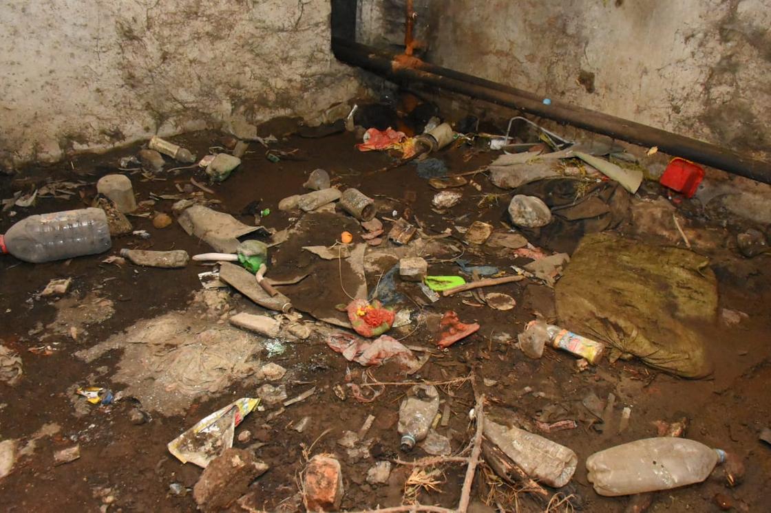 Аким Туркестана в резиновых сапогах прошелся по подвалам домов (фото)